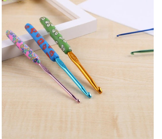 Floral Crochet Hook Set With Storage Pouch